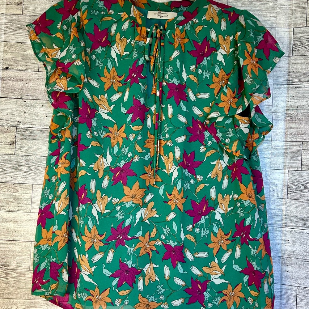 Beacon Apparel Green Floral Lined‎ Flutter Sleeve Blouse Size Medium - NWOT